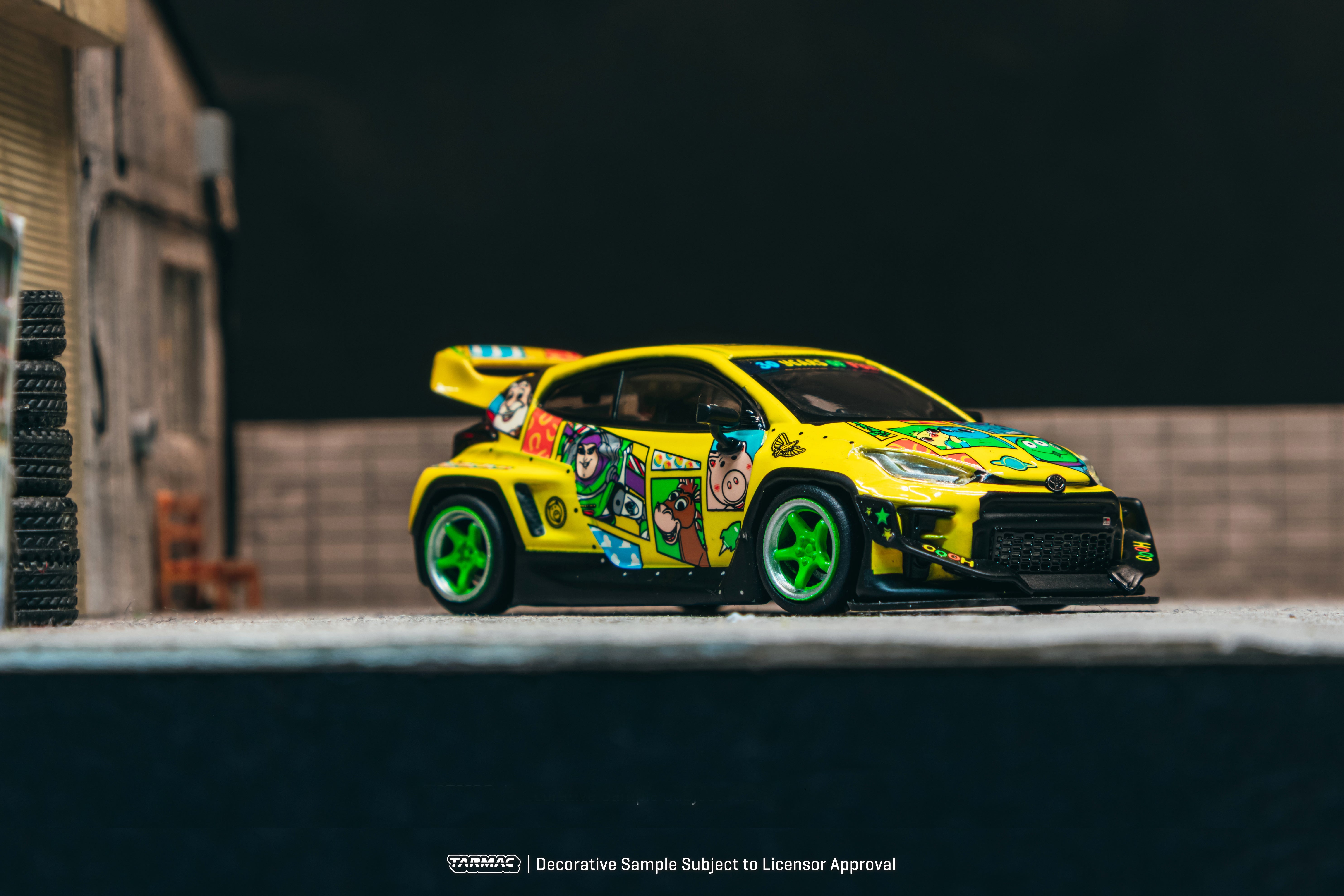 Tarmac Works 1:64 Pandem GR Yaris Toy Story 30 周年 黄车身绿轮毂